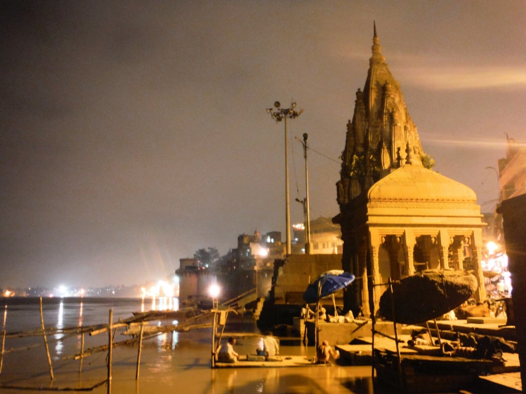 Nabrzeże Gangesu nocą